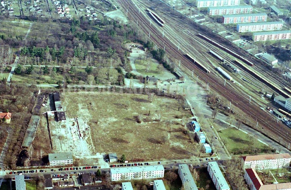 Berlin-Friedrichsfelde aus der Vogelperspektive: Abrissfläche Krimhildstraße/Rüdiger Straße am Friedhof Friedrichsfelde