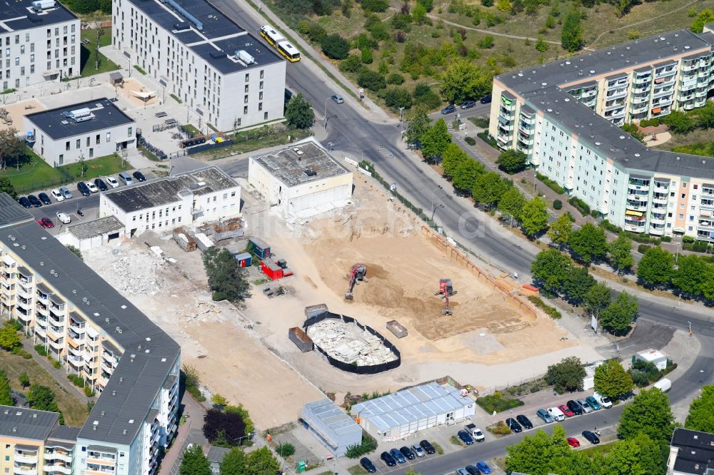 Berlin von oben - Abrißfläche des Nahversorgungszentrum KiezPoint im Ortsteil Hellersdorf in Berlin, Deutschland