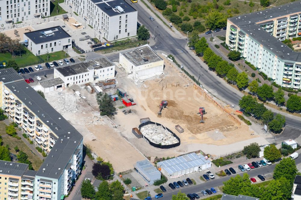 Berlin aus der Vogelperspektive: Abrißfläche des Nahversorgungszentrum KiezPoint im Ortsteil Hellersdorf in Berlin, Deutschland