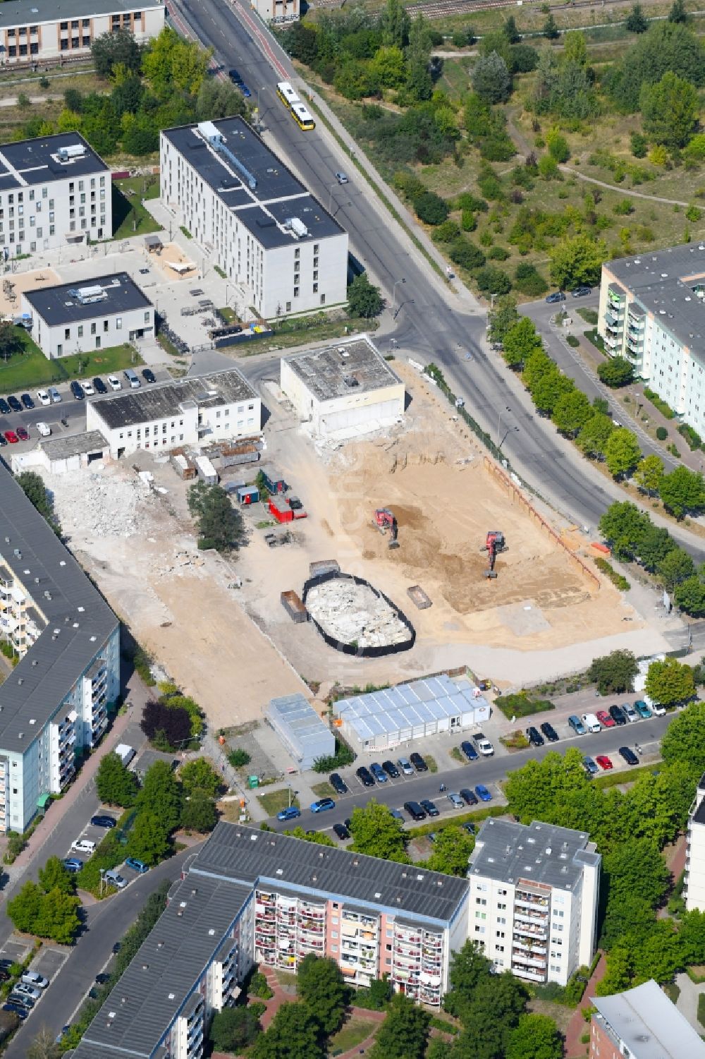 Luftaufnahme Berlin - Abrißfläche des Nahversorgungszentrum KiezPoint im Ortsteil Hellersdorf in Berlin, Deutschland