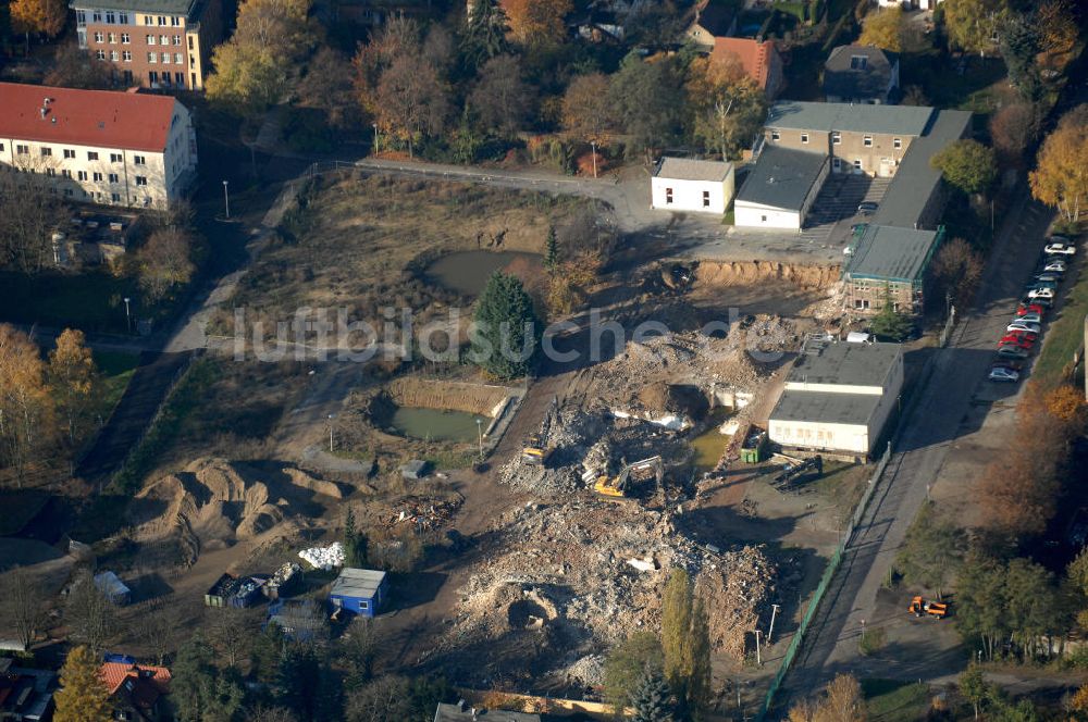 Berlin aus der Vogelperspektive: Abrissfläche / Rückbau auf dem Gelände des Vivantes Klinikum Hellersdorf