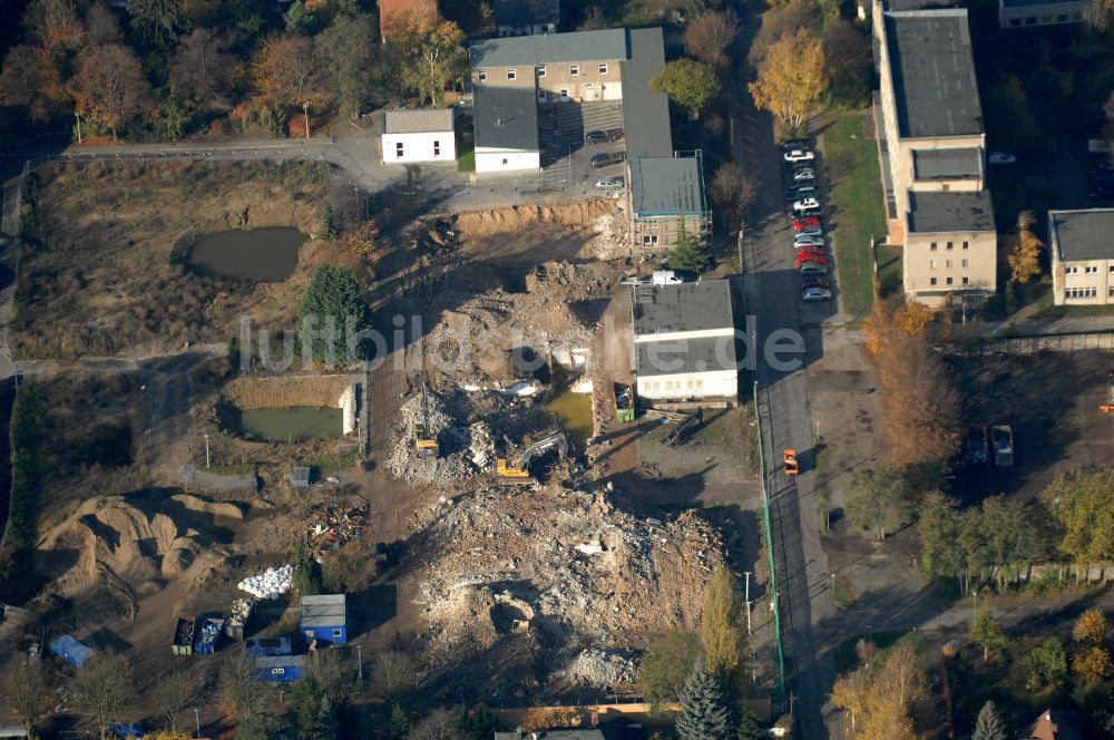 Luftaufnahme Berlin - Abrissfläche / Rückbau auf dem Gelände des Vivantes Klinikum Hellersdorf