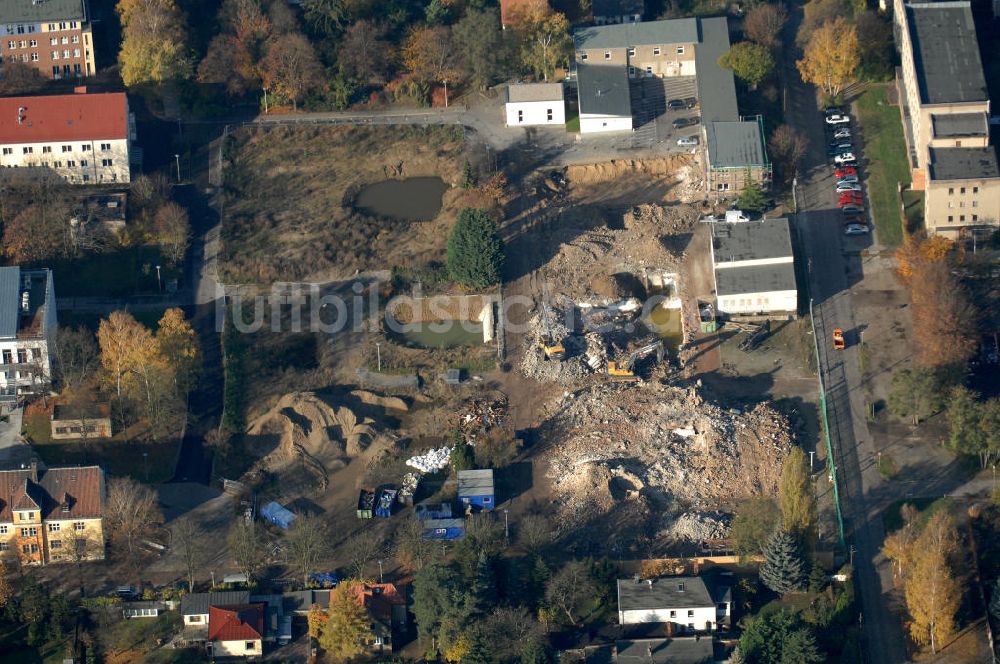 Berlin von oben - Abrissfläche / Rückbau auf dem Gelände des Vivantes Klinikum Hellersdorf