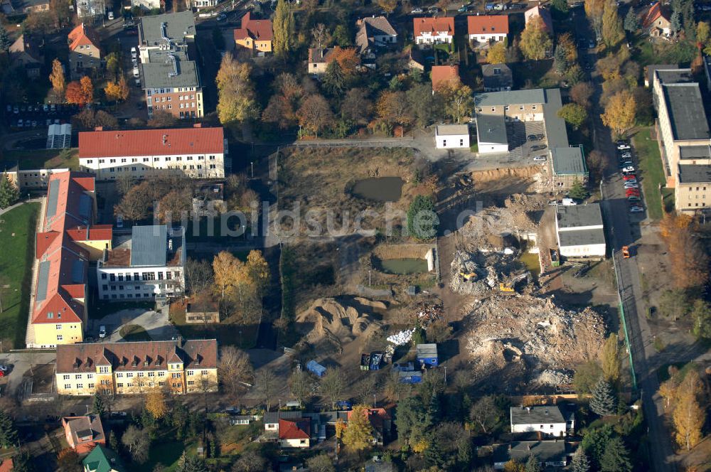 Berlin aus der Vogelperspektive: Abrissfläche / Rückbau auf dem Gelände des Vivantes Klinikum Hellersdorf