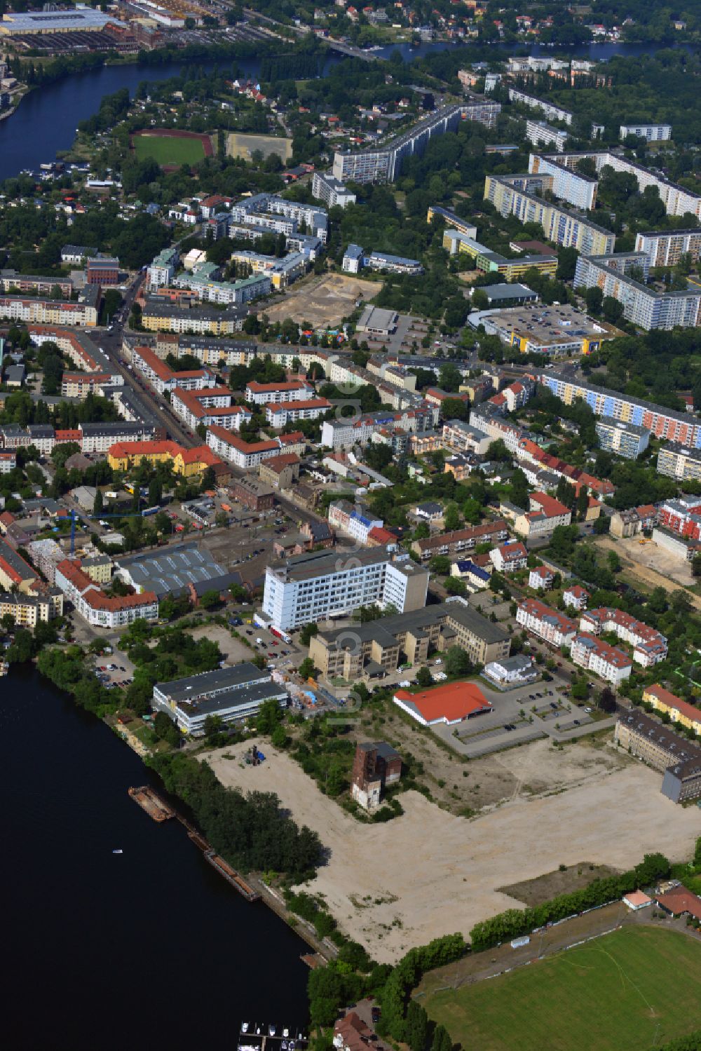 Luftaufnahme Berlin - Abrißflächen des ehemaligen Funkwerk Köpenick am Ufer der Dahme in Berlin