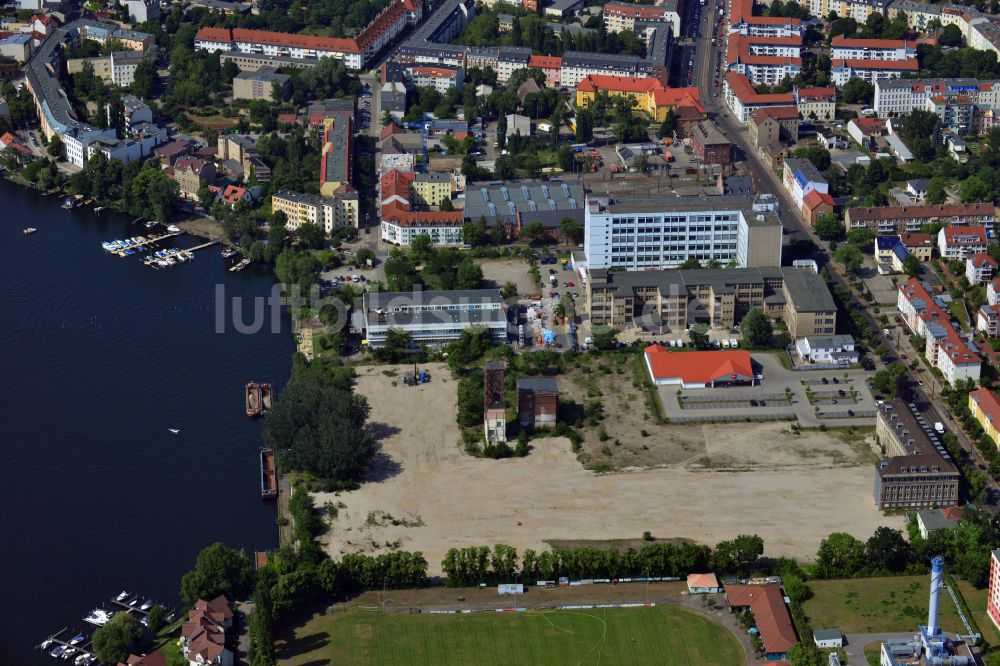 Berlin von oben - Abrißflächen des ehemaligen Funkwerk Köpenick am Ufer der Dahme in Berlin