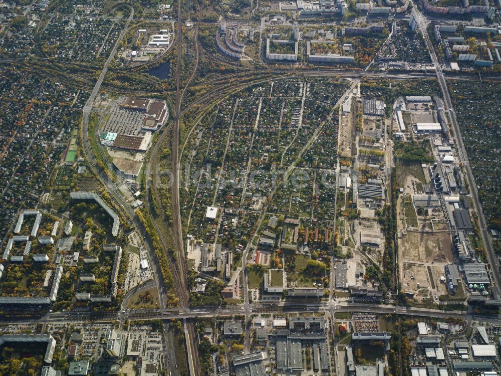 Berlin aus der Vogelperspektive: Abrißflächen am ehemaligen Heizkraftwerk Lichtenberg der Vattenfall Europe AG an der Rhinstraße in Berlin Lichtenberg