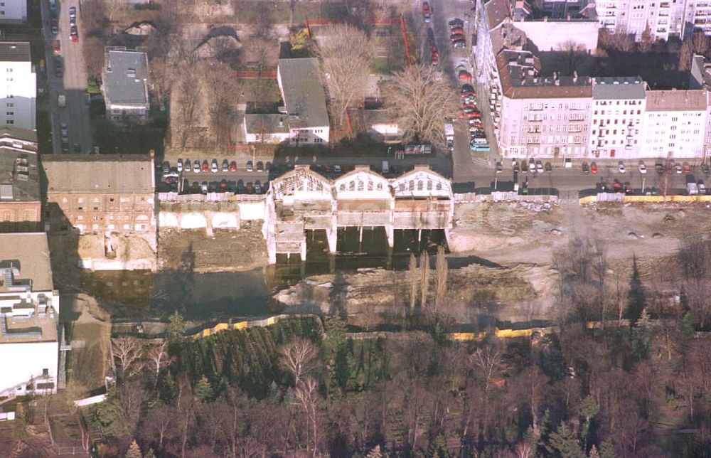 Berlin - Friedrichshain von oben - Abrißgelände der alten Brauerei an der Landsberger Allee in Berlin-Friedrichshain.