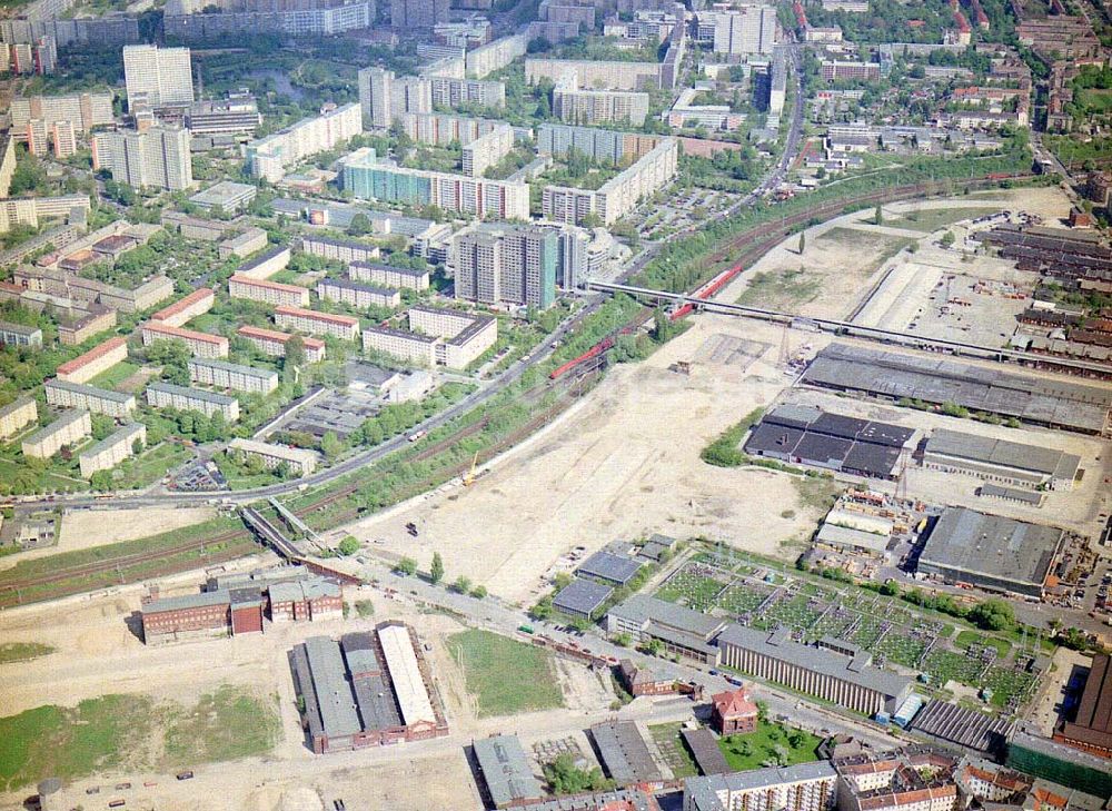 Luftaufnahme Berlin - Friedrichshain - Abrißgelände der ehem. Großschlachterei an der Landsberger Allee / Storkower Straße in Berlin-Friedrichshain.