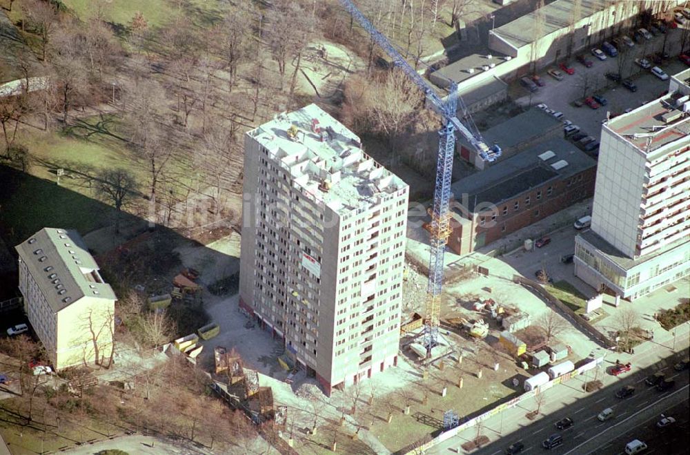 Berlin-Lichtenberg aus der Vogelperspektive: Abrisshochhaus der HOWOGE an der Frankfurter Allee 135