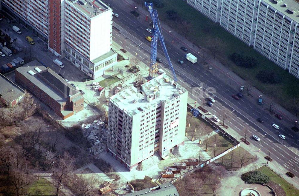 Luftbild Berlin-Friedrichshain - Abrisshochhaus der HoWoGe in der Frankfurter Allee 27