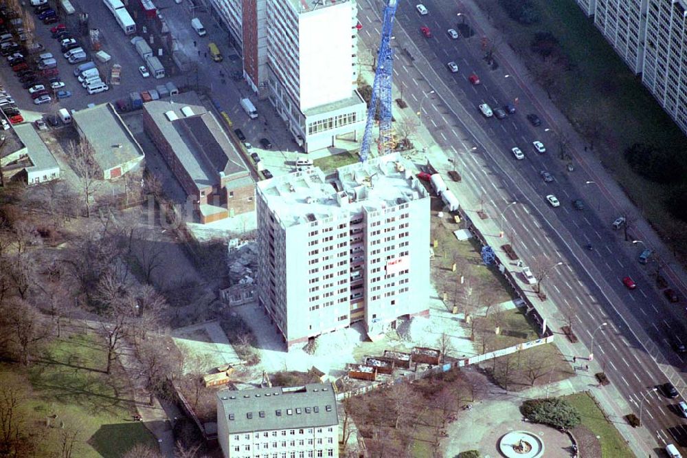 Luftaufnahme Berlin-Friedrichshain - Abrisshochhaus der HoWoGe in der Frankfurter Allee 27