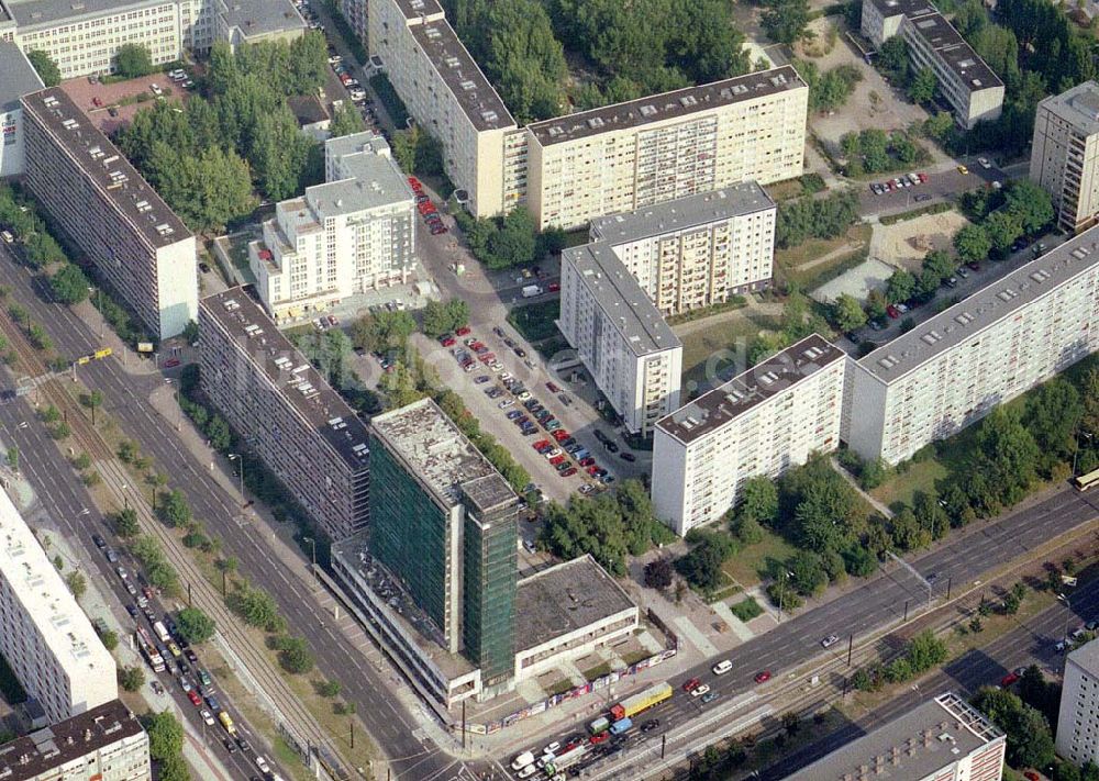 Luftaufnahme Berlin - Abrißhochhaus an der Mollstraße in Berlin - Mitte.