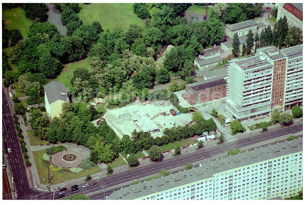 Luftbild Berlin - Lichtenberg - Abrißhochhausreste der HOWOGE an der Frankfurter Allee 110 in Berlin Lichtenberg.