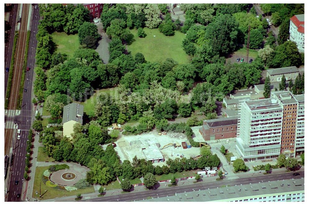 Luftaufnahme Berlin - Lichtenberg - Abrißhochhausreste der HOWOGE an der Frankfurter Allee 110 in Berlin Lichtenberg.