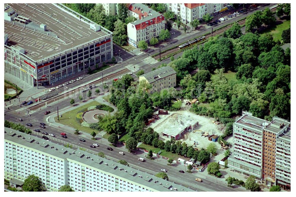 Berlin - Lichtenberg von oben - Abrißhochhausreste der HOWOGE an der Frankfurter Allee 110 in Berlin Lichtenberg.