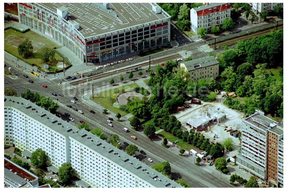 Berlin - Lichtenberg aus der Vogelperspektive: Abrißhochhausreste der HOWOGE an der Frankfurter Allee 110 in Berlin Lichtenberg.