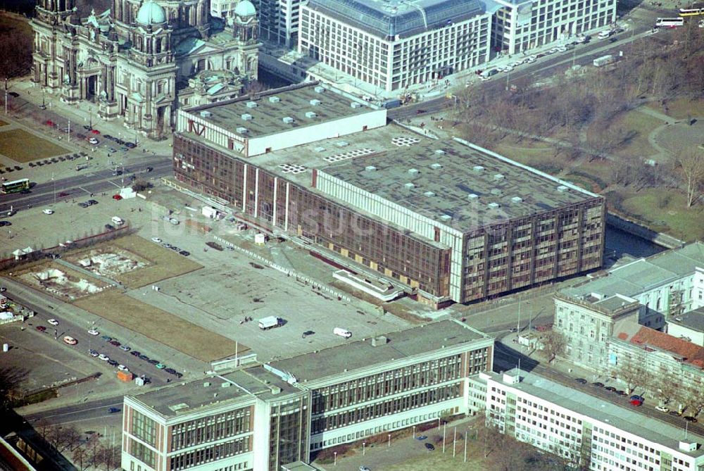 Berlin von oben - Abrißreife Reste des Palast der Republik in Berlin-Mitte