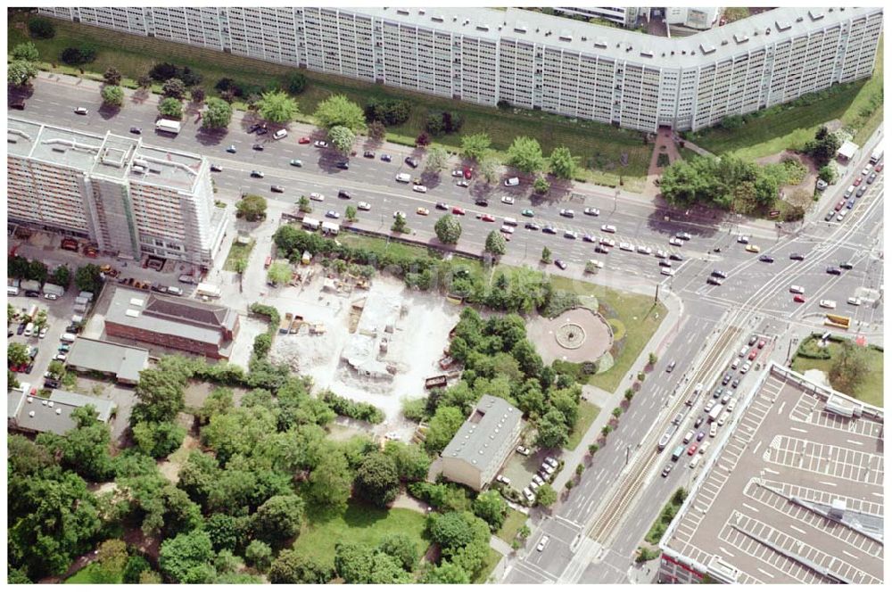 Berlin - Lichtenberg von oben - Abrißreste Wohnhochhaus Frankfurter Allee