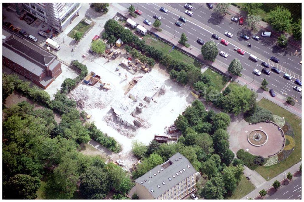 Berlin - Lichtenberg aus der Vogelperspektive: Abrißreste Wohnhochhaus Frankfurter Allee