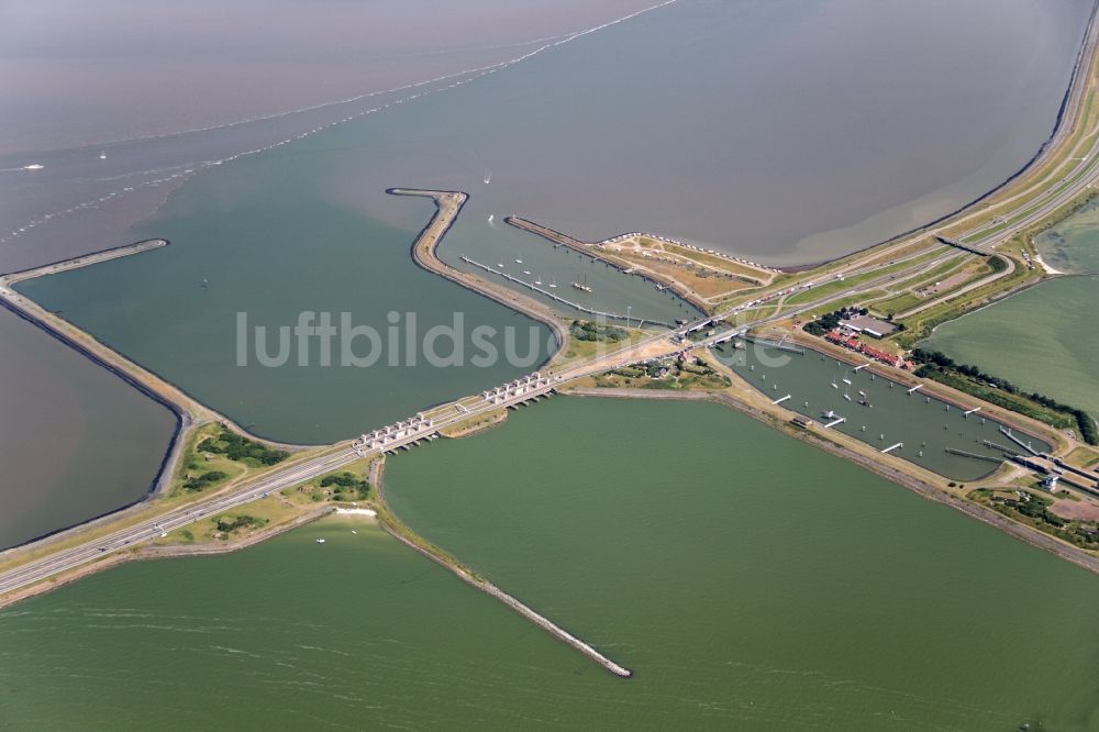 Luftbild Kornwerderzand - Abschlussdeich zwischen Ijsselmeer und Nordsee bei Kornwerderzand in den Niederlanden