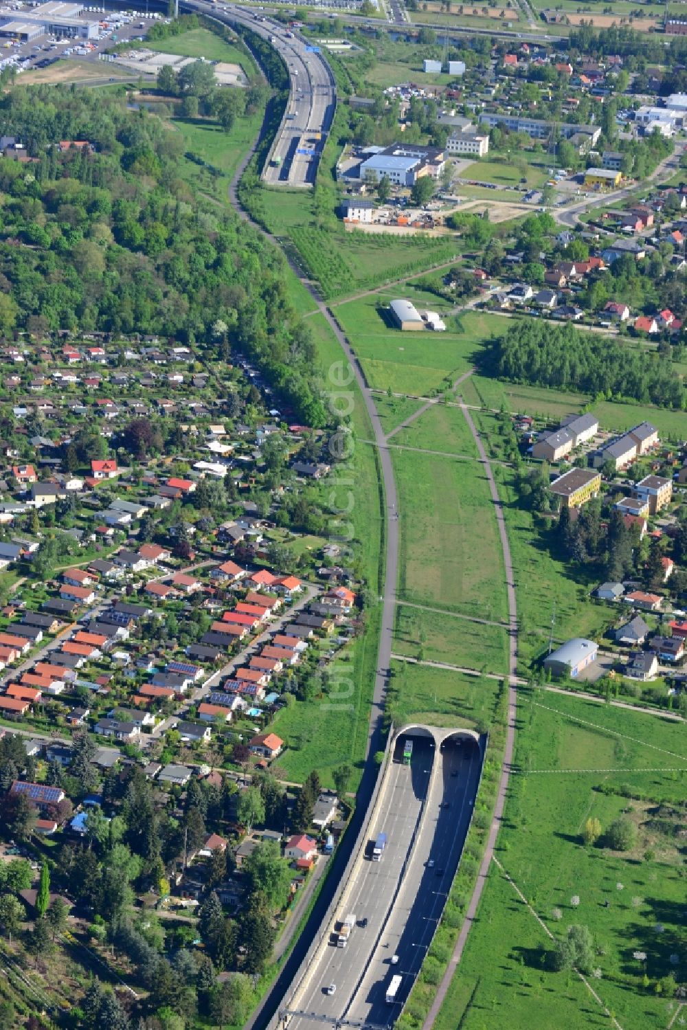 Luftaufnahme Berlin - Abschnitt der Bundesautobahn A113 im Ortsteil Altglienicke im Bezirk Treptow-Köpenick in Berlin