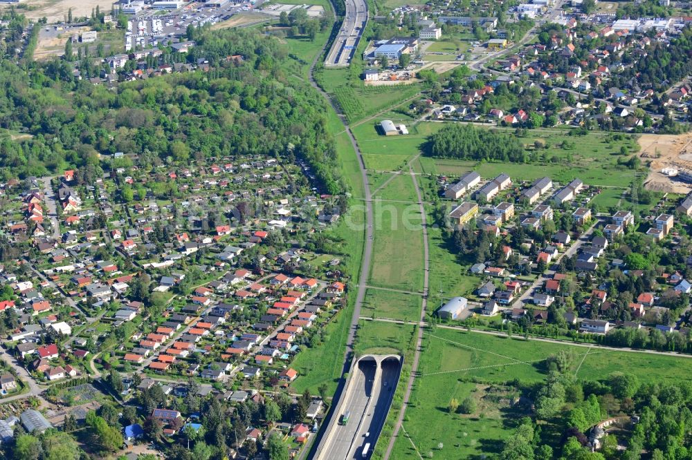 Luftaufnahme Berlin - Abschnitt der Bundesautobahn A113 im Ortsteil Altglienicke im Bezirk Treptow-Köpenick in Berlin