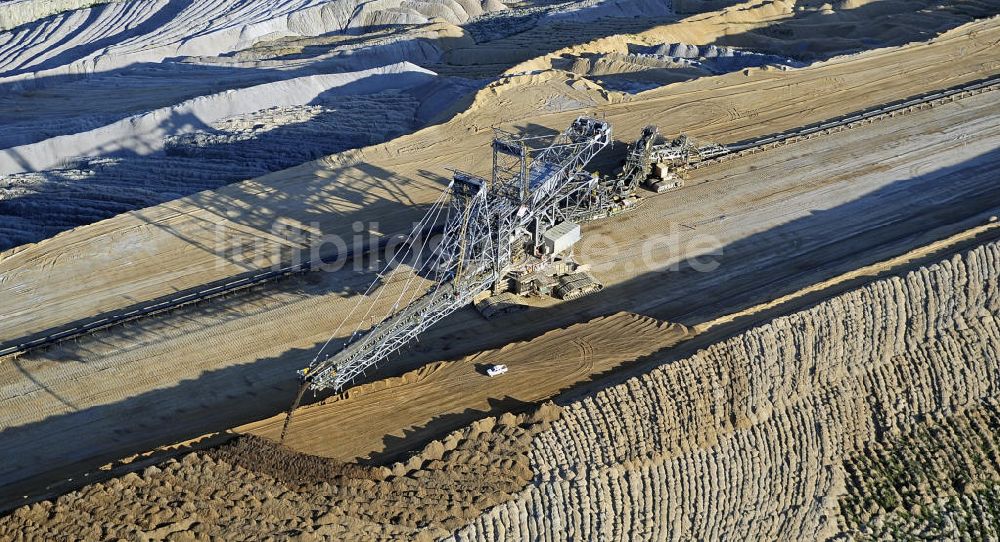 Niederzier aus der Vogelperspektive: Absetzer im Tagebau Hambach