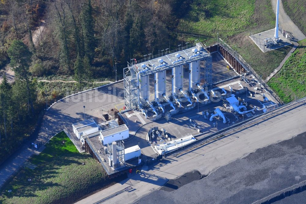 Schwörstadt von oben - Absorbertürme der Deodorierungsanlage zur Trans-Europa-Naturgas-Pipeline TENP auf dem Gelände der aufgeschütteten Mülldeponie Lachengraben in Schwörstadt im Bundesland Baden-Württemberg