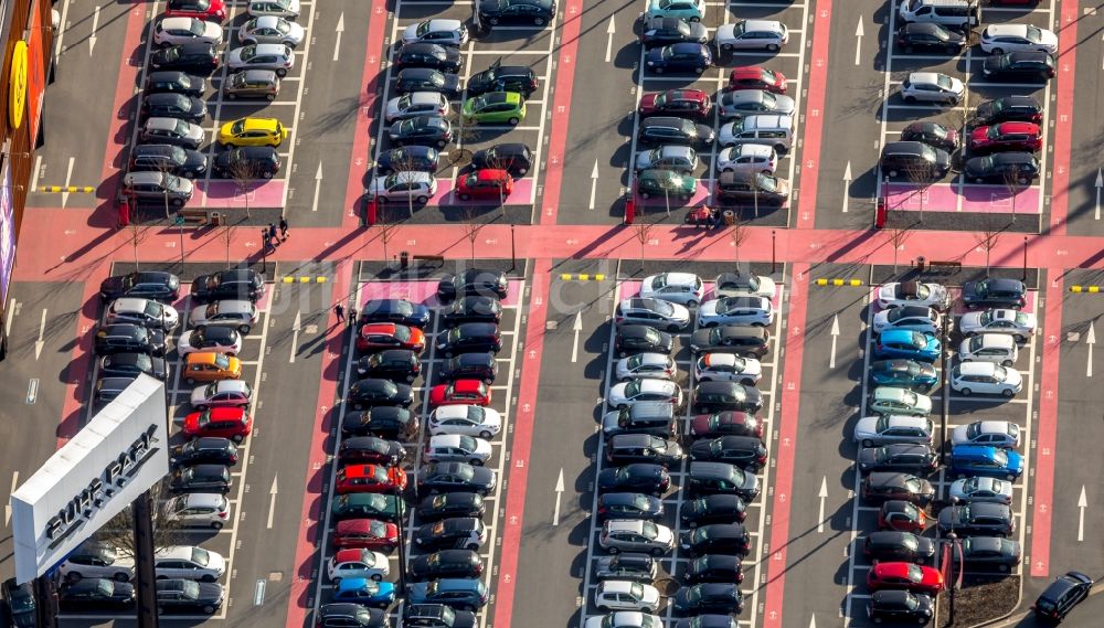 Bochum aus der Vogelperspektive: Abstellfläche für parkende Autos am Einkaufs- Zentrum Ruhr Park in Bochum im Bundesland Nordrhein-Westfalen, Deutschland