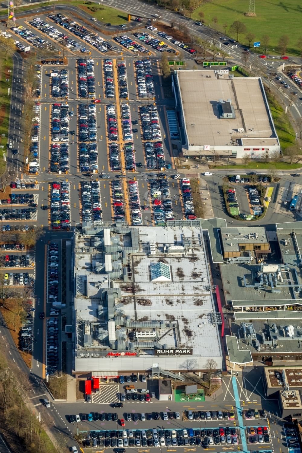 Luftbild Bochum - Abstellfläche für parkende Autos am Einkaufs- Zentrum Ruhr Park in Bochum im Bundesland Nordrhein-Westfalen, Deutschland