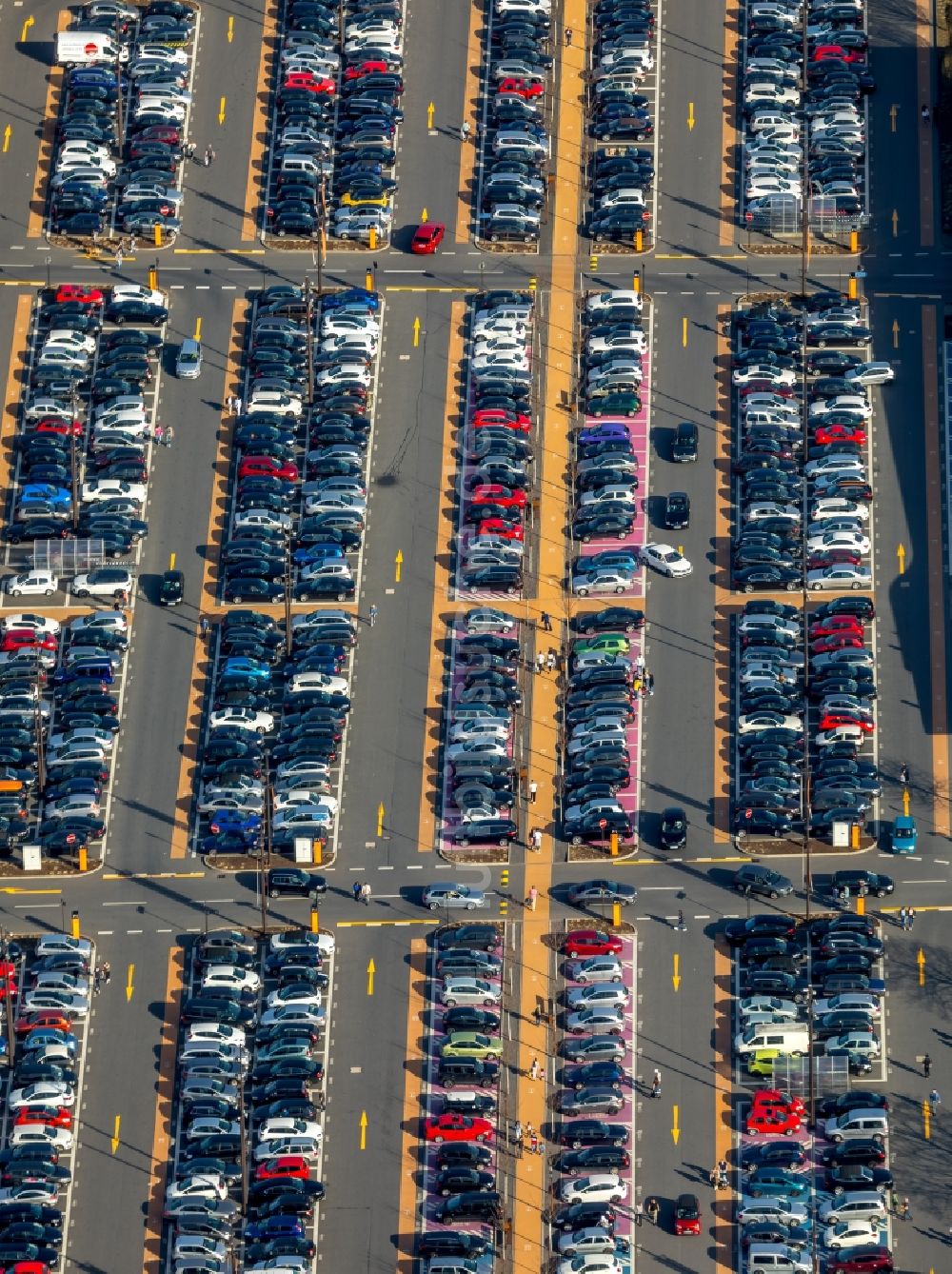 Luftaufnahme Bochum - Abstellfläche für parkende Autos am Einkaufs- Zentrum Ruhr Park in Bochum im Bundesland Nordrhein-Westfalen, Deutschland