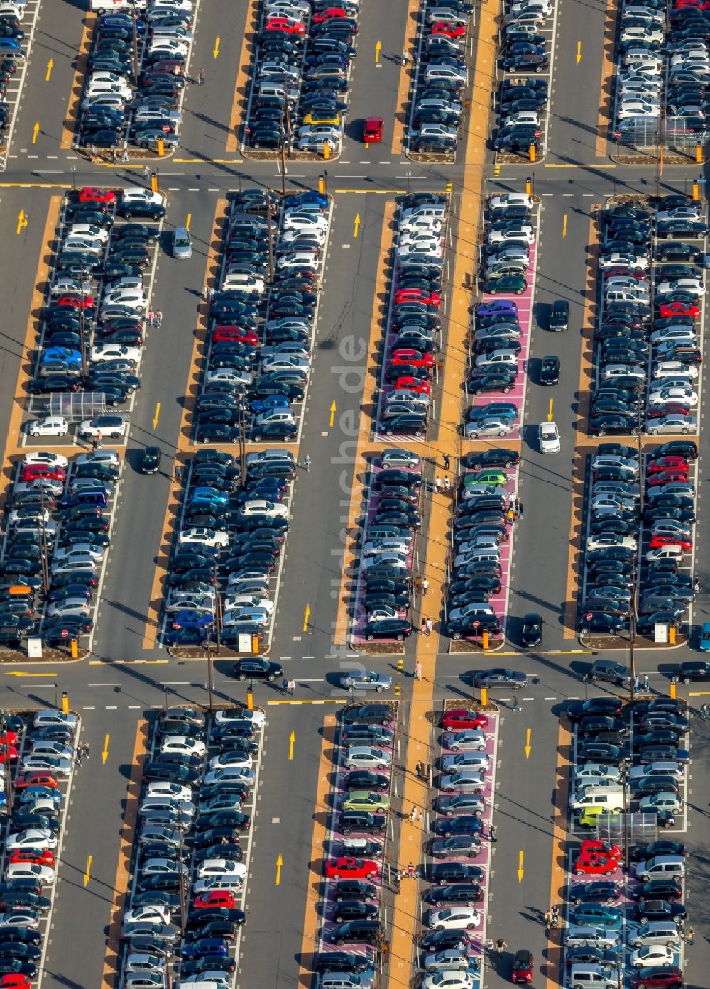 Bochum von oben - Abstellfläche für parkende Autos am Einkaufs- Zentrum Ruhr Park in Bochum im Bundesland Nordrhein-Westfalen, Deutschland