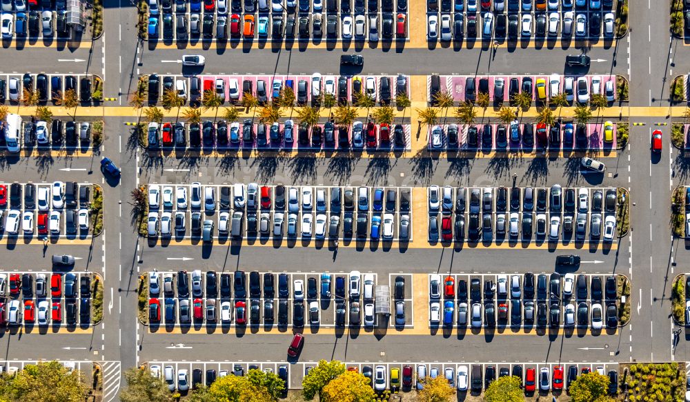 Bochum aus der Vogelperspektive: Abstellfläche für parkende Autos am Einkaufs- Zentrum Ruhr Park in Bochum im Bundesland Nordrhein-Westfalen, Deutschland