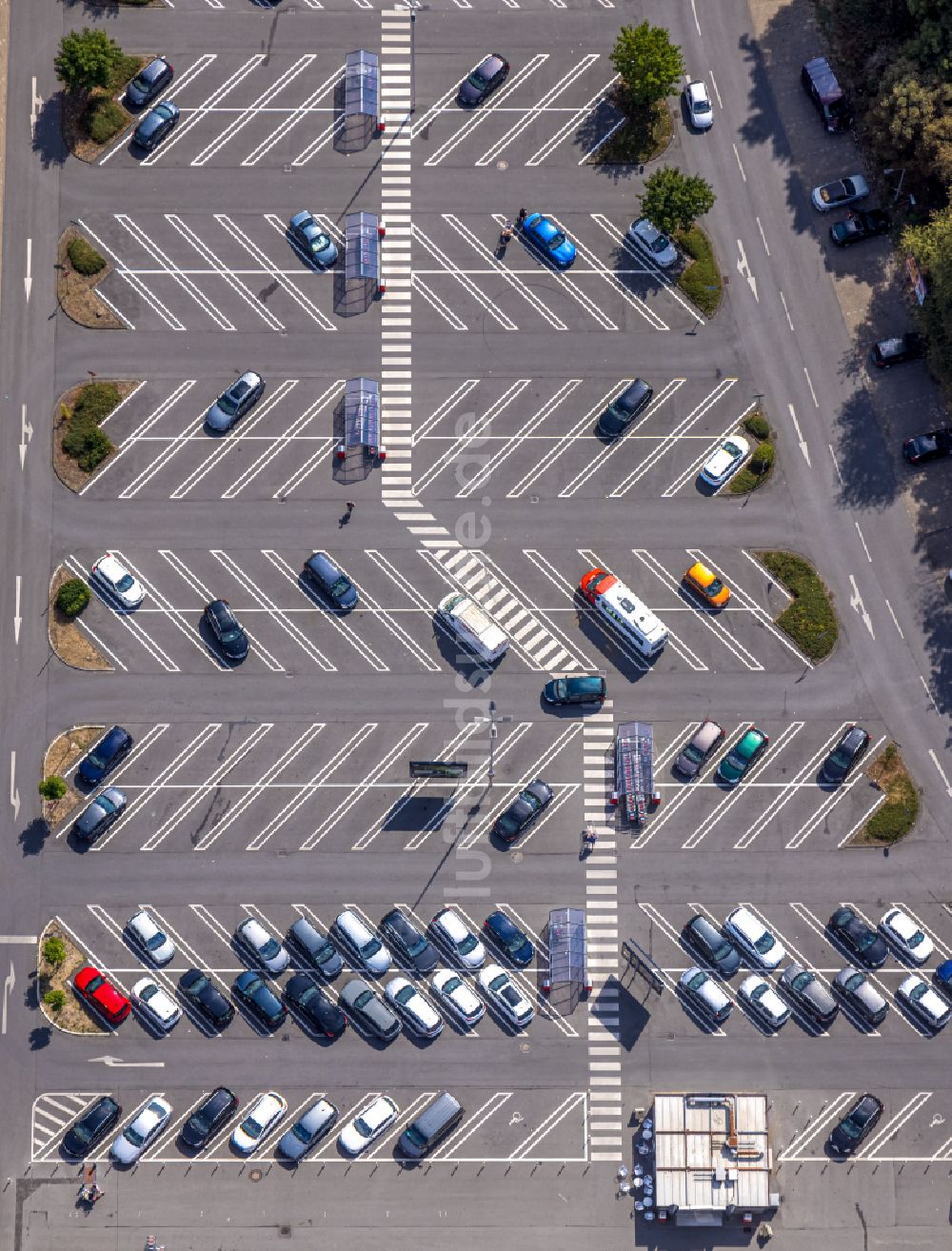 Hamm von oben - Abstellfläche für parkende Autos am Einkaufs- Zentrum Am Schacht III in Hamm im Bundesland Nordrhein-Westfalen, Deutschland