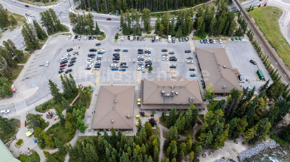 Luftbild Lake Louise - Abstellfläche für parkende Autos am Einkaufs- Zentrum The Village Market in Lake Louise in Alberta, Kanada