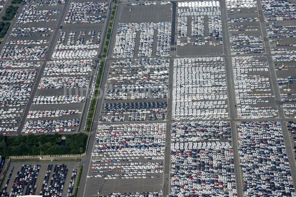 Luftbild Bremerhaven - Abstellflächen des Logistik- Unternehmens BLG Automotive Logistics GmbH & Co. KG am Überseehafen in Bremerhaven im Bundesland Bremen