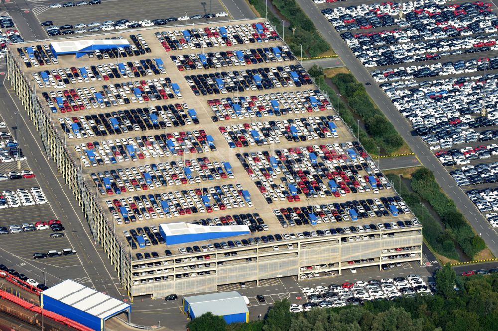 Bremerhaven von oben - Abstellflächen des Logistik- Unternehmens BLG Automotive Logistics GmbH & Co. KG am Überseehafen in Bremerhaven im Bundesland Bremen