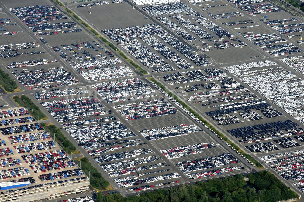 Bremerhaven aus der Vogelperspektive: Abstellflächen des Logistik- Unternehmens BLG Automotive Logistics GmbH & Co. KG am Überseehafen in Bremerhaven im Bundesland Bremen