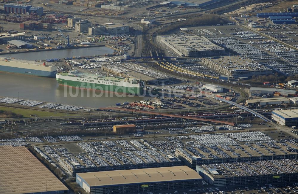 Bremerhaven von oben - Abstellflächen des Logistik- Unternehmens BLG Automotive Logistics GmbH & Co. KG am Überseehafen in Bremerhaven im Bundesland Bremen