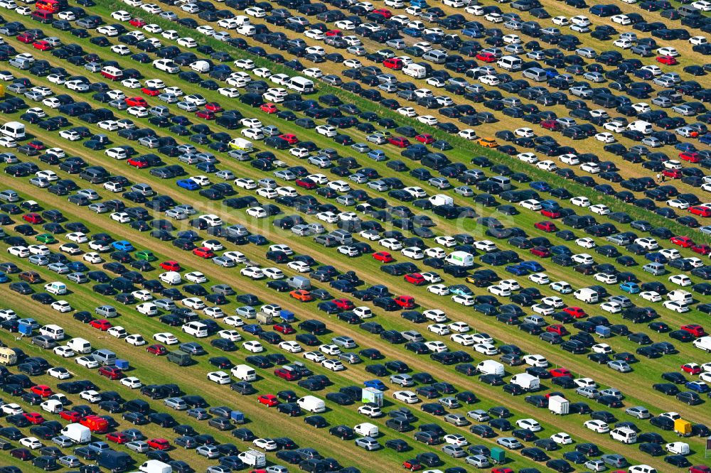 Luftbild Weeze - Abstellplätze für PKWs am Gelände des PAROOKAVILLE - Electronic Music Festival in Weeze im Bundesland Nordrhein-Westfalen, Deutschland