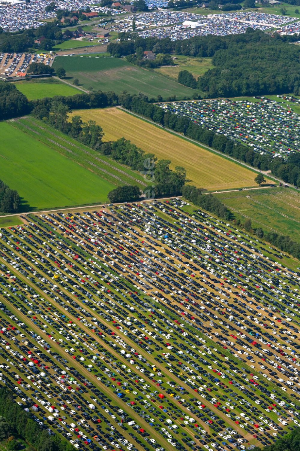 Weeze von oben - Abstellplätze für PKWs am Gelände des PAROOKAVILLE - Electronic Music Festival in Weeze im Bundesland Nordrhein-Westfalen, Deutschland