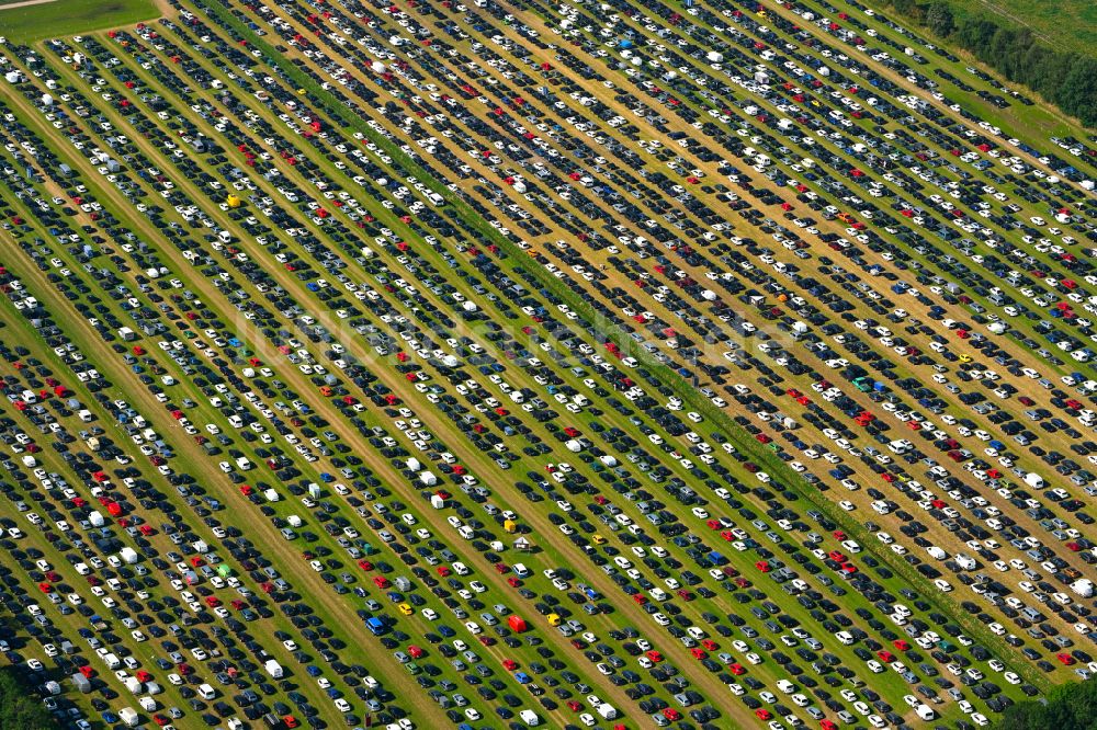 Weeze aus der Vogelperspektive: Abstellplätze für PKWs am Gelände des PAROOKAVILLE - Electronic Music Festival in Weeze im Bundesland Nordrhein-Westfalen, Deutschland