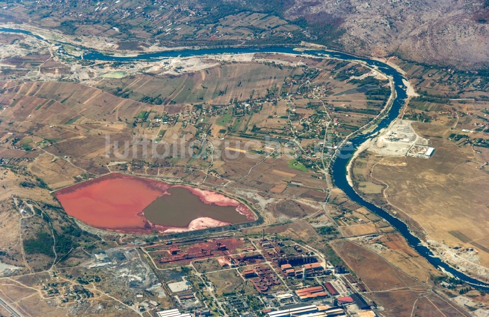 Luftaufnahme Podgorica - Abwasserbecken des Kombinat aluminijuma A.D. in Podgorica in Montenegro