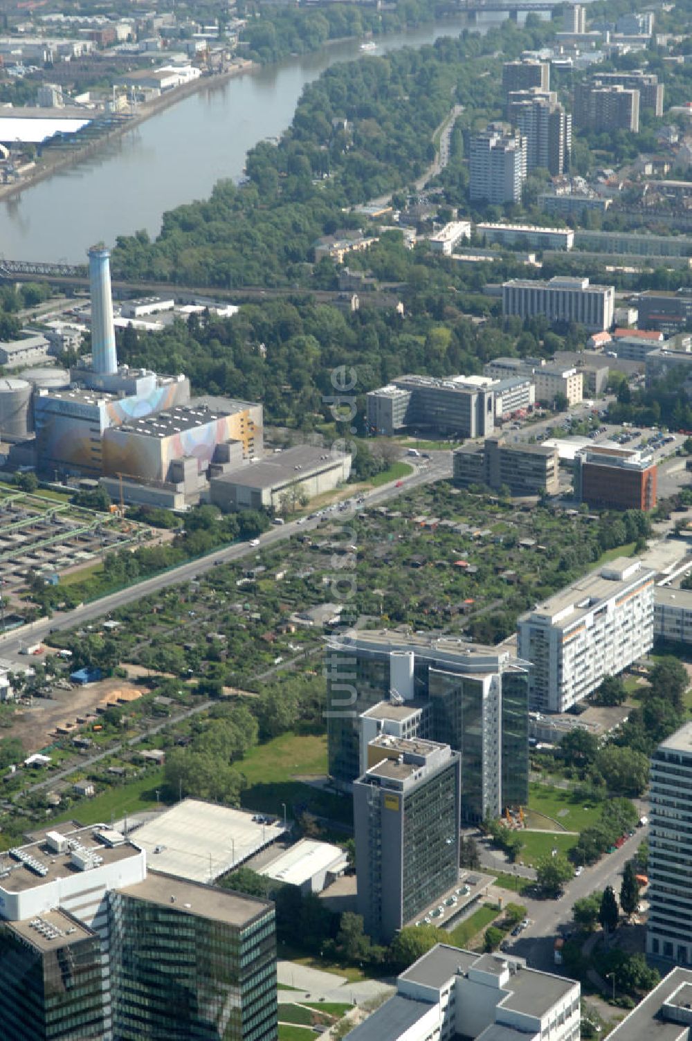 Frankfurt am Main aus der Vogelperspektive: ADAC-Büro- und Geschäftshaus im Gewerbegebiet des Stadtteils Niederrad in Frankfurt / Main