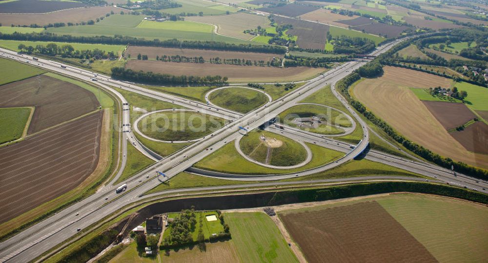 Luftaufnahme Kamen - ADAC- Denkmal am Autobahnkreuz Kamener Kreuz im Nordosten des Ruhrgebietes bei Kamen