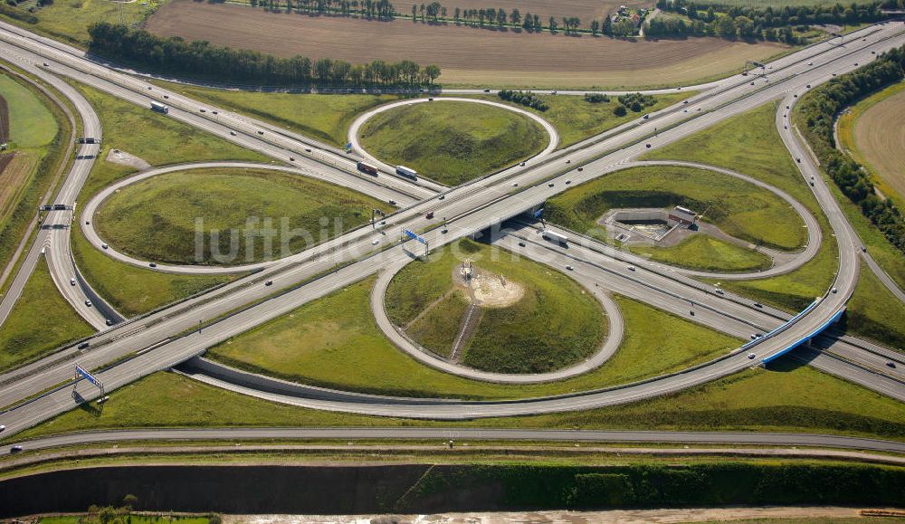 Kamen von oben - ADAC- Denkmal am Autobahnkreuz Kamener Kreuz im Nordosten des Ruhrgebietes bei Kamen