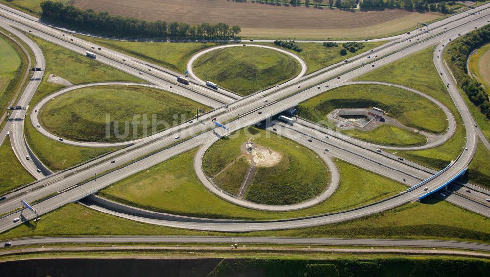 Kamen aus der Vogelperspektive: ADAC- Denkmal am Autobahnkreuz Kamener Kreuz im Nordosten des Ruhrgebietes bei Kamen