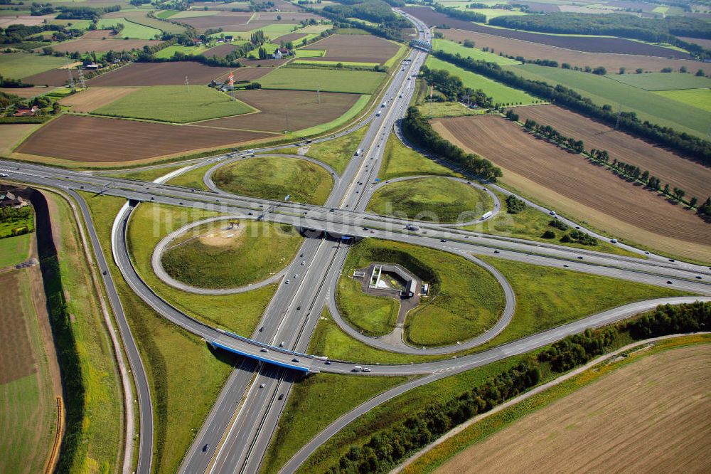 Luftaufnahme Kamen - ADAC- Denkmal am Autobahnkreuz Kamener Kreuz im Nordosten des Ruhrgebietes bei Kamen