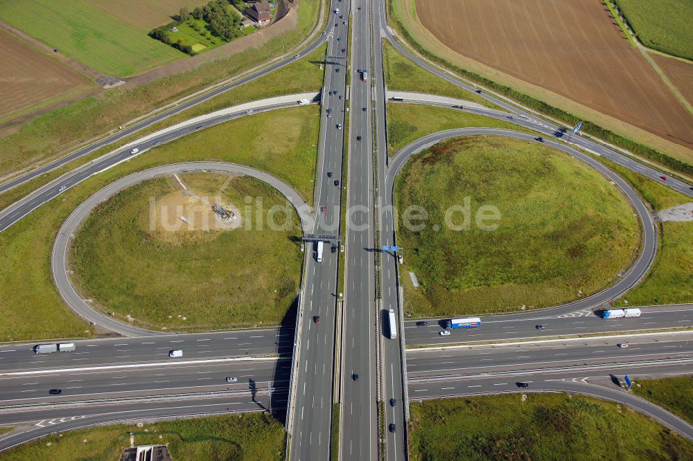 Luftaufnahme Kamen - ADAC- Denkmal am Autobahnkreuz Kamener Kreuz im Nordosten des Ruhrgebietes bei Kamen